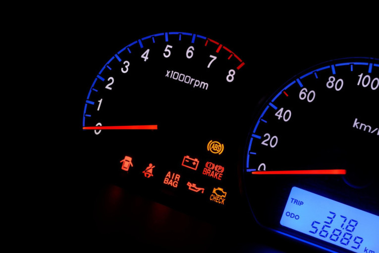 Kada je bezbedno nastaviti vožnju iako svetli lampica za nedostatak motornog ulja?