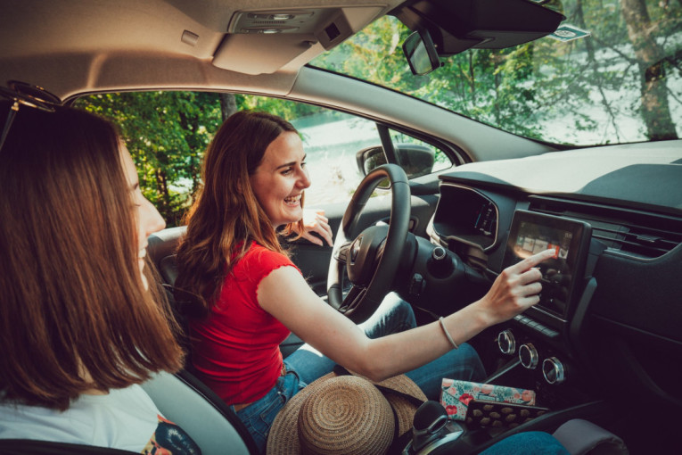 Ovo dugme u automobilu zbunjuje čak i iskusne vozače: Šta se zaista dešava ako ga pritisnete tokom vožnje?